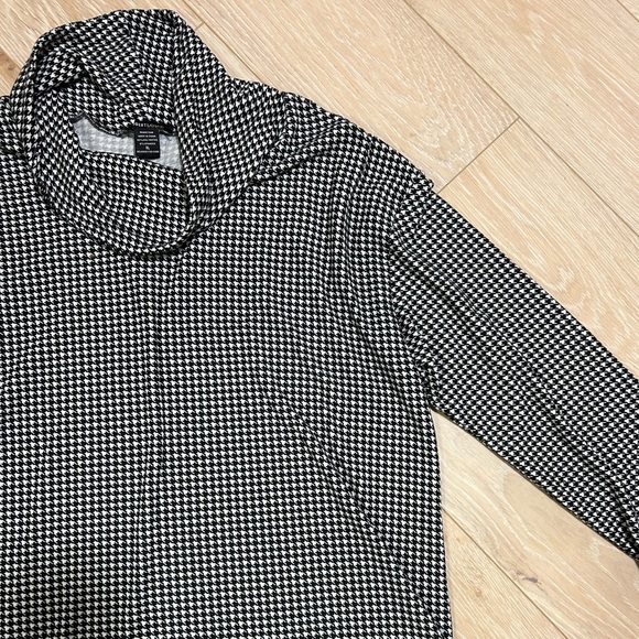 Houndstooth Print Top - Picture 2 of 2